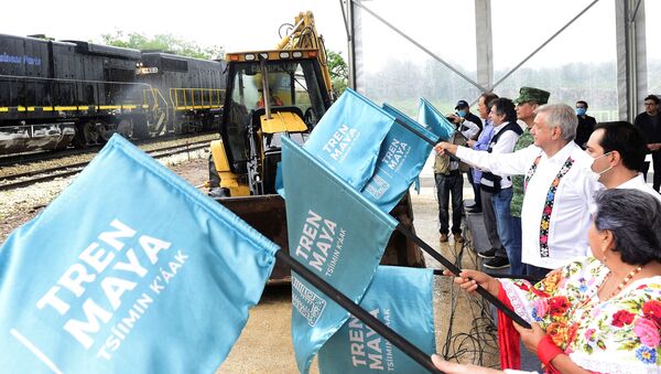 El presidente de México, Andrés Manuel López Obrador, da banderazo a construcciones del Tren Maya - Sputnik Mundo