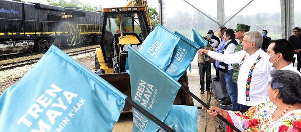 El presidente de México, Andrés Manuel López Obrador, da banderazo a construcciones del Tren Maya - Sputnik Mundo