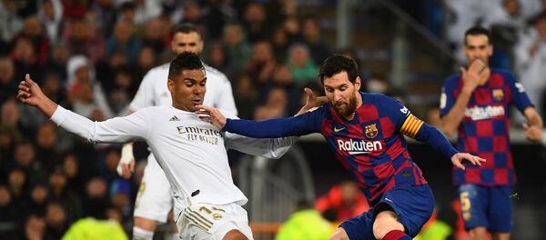 Leo Messi y Casemiro durante el Real Madrid-Barcelona del 1 de marzo de 2020 - Sputnik Mundo