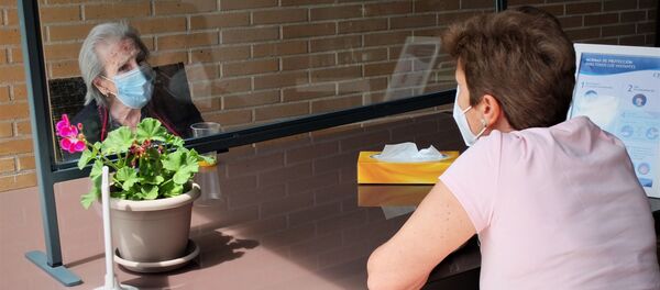 Visitación Infante, de 95 años, recibe visita familiar en una residencia de ancianos de Madrid. - Sputnik Mundo