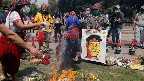 Indígenas maya durante una ceremonia en memoria de Domingo Choc en Ciudad de Guatemala Indígenas maya durante una ceremonia en memoria de Domingo Choc en Ciudad de Guatemala - Sputnik Mundo