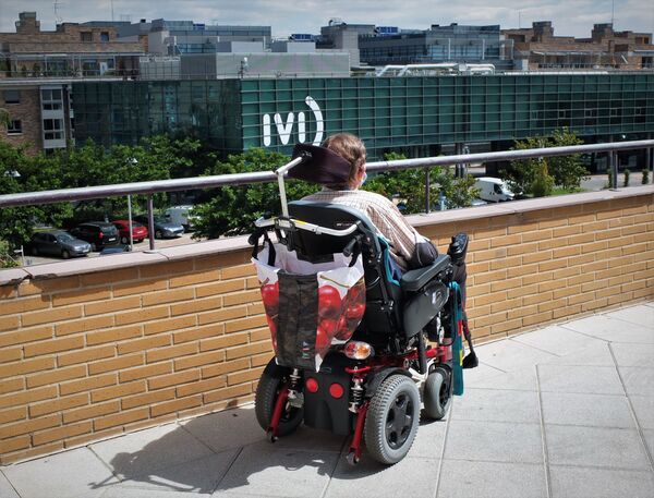 Había muchos nervios, porque ha sido angustioso: reencuentro de familiares con sus mayores en Madrid - Sputnik Mundo