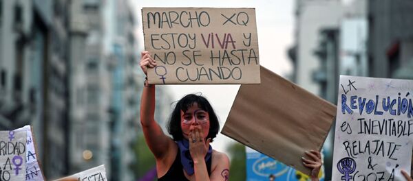Mujer sostiene un cartel contra los feminicidios durante la marcha del 8 de marzo de 2020 en Montevideo - Sputnik Mundo