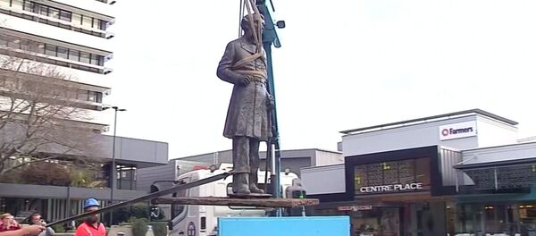 El desmantelamiento de la estatua del capitán John Hamilton en Nueva Zelanda - Sputnik Mundo