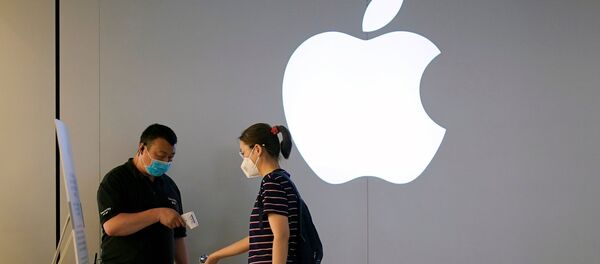 Logo de la compañía tecnológica Apple y dos personas con mascarillas - Sputnik Mundo