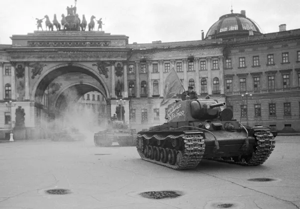 Una columna de tanques procedente del edificio del Estado Mayor cruza el arco de la plaza del Palacio y se dirige al frente Una columna de tanques procedente del edificio del Estado Mayor cruza el arco de la plaza del Palacio y se dirige al frente - Sputnik Mundo