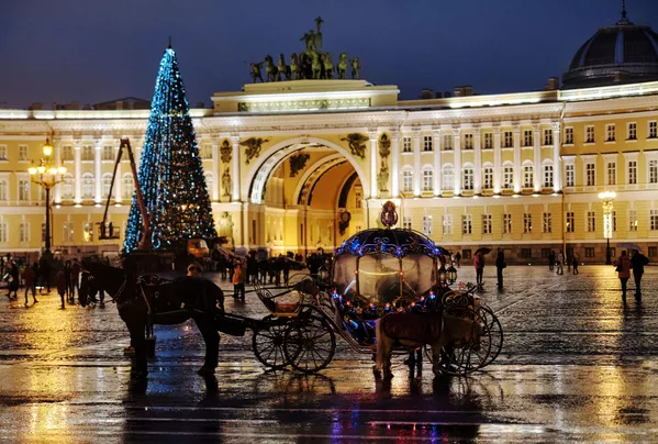 El árbol de Navidad en la plaza del Palacio en San Petersurgo El árbol de Navidad en la plaza del Palacio en San Petersurgo - Sputnik Mundo