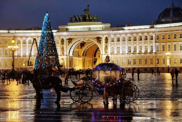 El árbol de Navidad en la plaza del Palacio en San Petersurgo - Sputnik Mundo