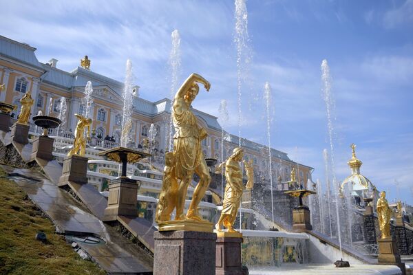 La Gran Cascada de Peterhof, una de las fuentes más grandes del mundo - Sputnik Mundo