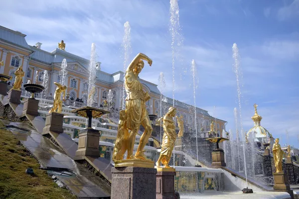La Gran Cascada de Peterhof, una de las fuentes más grandes del mundo La Gran Cascada de Peterhof, una de las fuentes más grandes del mundo - Sputnik Mundo