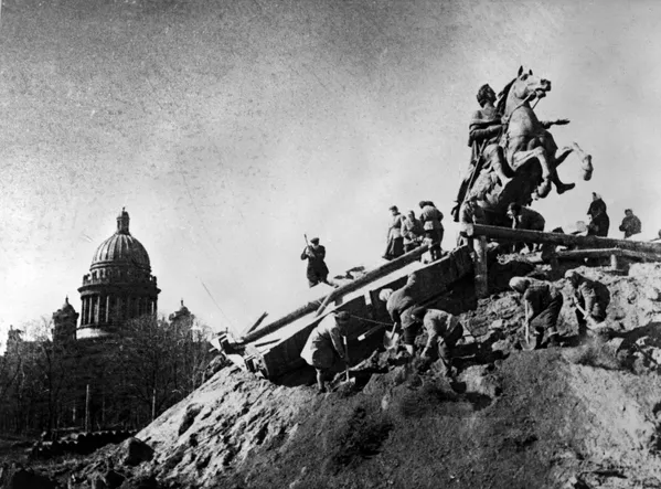 Los trabajos para conservar los monumentos de Leningrado durante el bloqueo. El monumento a Pedro el Grande (El Jinete de Bronce), situado en la plaza del Senado, fue cubierto con unos sacos llenos de tierra y arena, además, fue protegido con troncos y tablas de madera. Los trabajos para conservar los monumentos de Leningrado durante el bloqueo. El monumento a Pedro el Grande (El Jinete de Bronce), situado en la plaza del Senado, fue cubierto con unos sacos llenos de tierra y arena, además, fue protegido con troncos y tablas de madera. - Sputnik Mundo