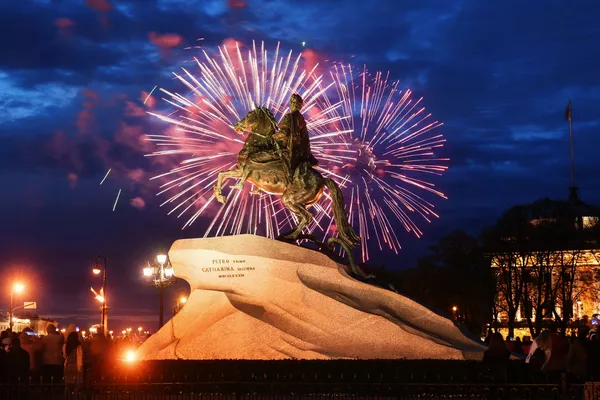Fuegos artificiales en el Día de la Gran Victoria sobre la plaza del Senado y el monumento a Pedro el Grande el San Petersburgo Fuegos artificiales en el Día de la Gran Victoria sobre la plaza del Senado y el monumento a Pedro el Grande el San Petersburgo - Sputnik Mundo