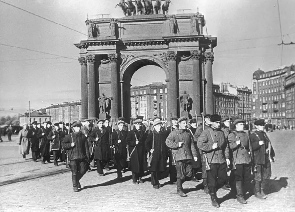 Los obreros de la fábrica Kírov van al frente por la plaza Narvskaya para proteger su ciudad Los obreros de la fábrica Kírov van al frente por la plaza Narvskaya para proteger su ciudad - Sputnik Mundo