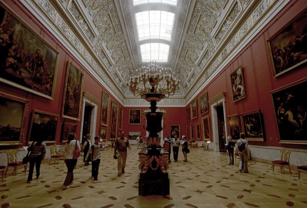En una de las salas del Museo del Hermitage en San Petersburgo - Sputnik Mundo