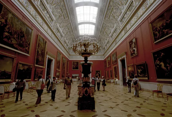 En una de las salas del Museo del Hermitage en San Petersburgo En una de las salas del Museo del Hermitage en San Petersburgo - Sputnik Mundo