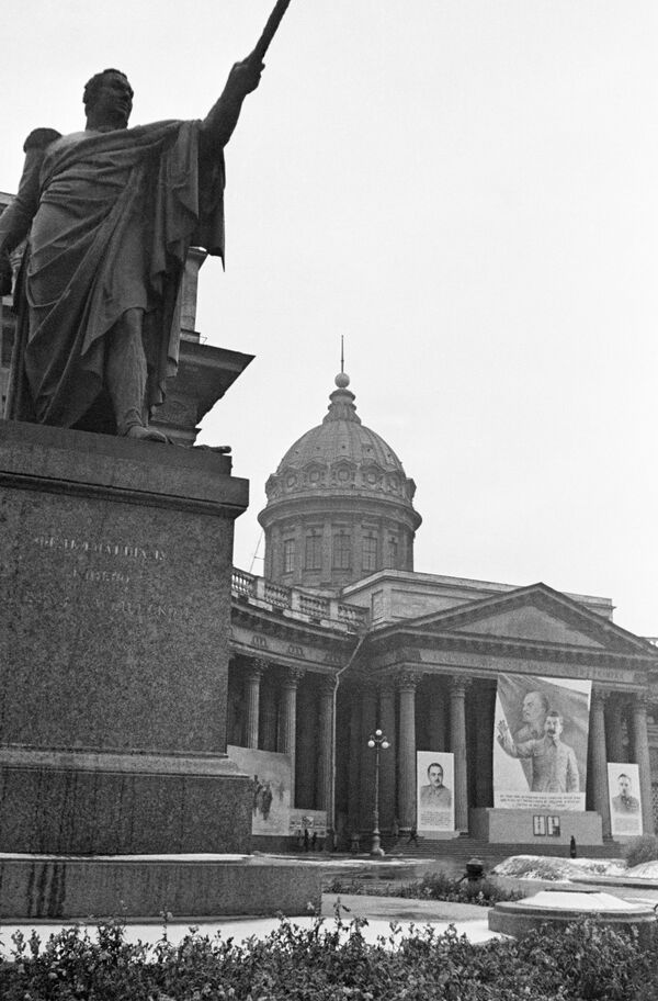 Carteles en las calles de Leningrado durante el sitio. Octubre de 1942. - Sputnik Mundo