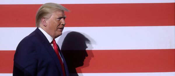 Donald Trump en una mesa redonda en Dallas - Sputnik Mundo