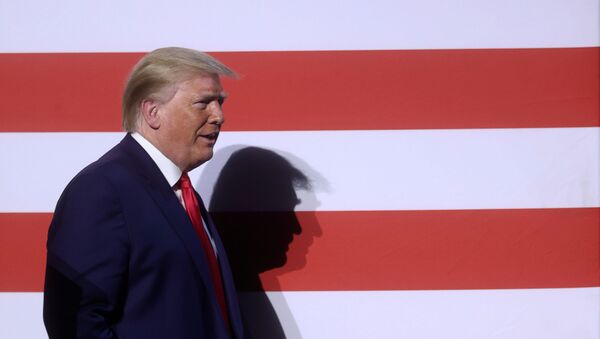 Donald Trump en una mesa redonda en Dallas - Sputnik Mundo