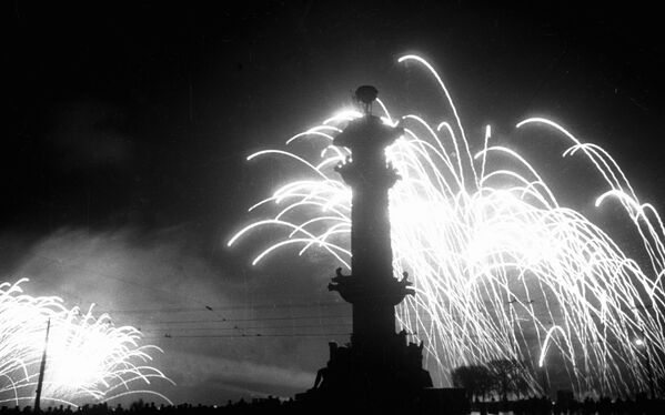Fuegos artificiales en 'Strelka' (flecha) de la Isla Vasílievski en Leningrado, en honor a la toma de Berlín - Sputnik Mundo