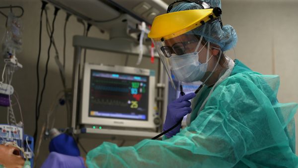 El personal mádico atiende a un paciente con coronavirus El personal mádico atiende a un paciente con coronavirus - Sputnik Mundo