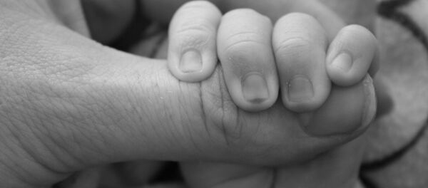 Manos de bebé  - Sputnik Mundo