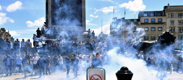 Los autoproclamados protectores de monumentos en Londres - Sputnik Mundo