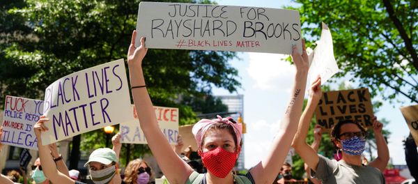 Una manisfetación contra la brutalidad policial en Atlanta, tras la muerte de Rayshard Brooks - Sputnik Mundo