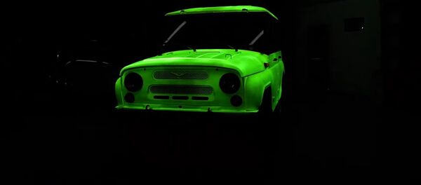 Un UAZ luminiscente - Sputnik Mundo