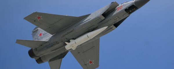 Un avión ruso MiG-31 con el misil hipersónico Kinzhal - Sputnik Mundo