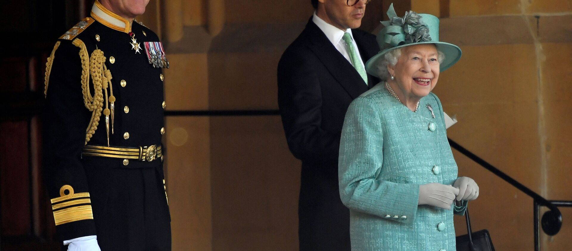 La reina Isabel asiste a una ceremonia ejecutada por soldados de la Guardia Galesa - Sputnik Mundo, 1920, 24.06.2020