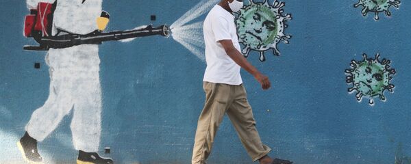 Un hombre caminando por las calles de Río de Janeiro, Brasil - Sputnik Mundo