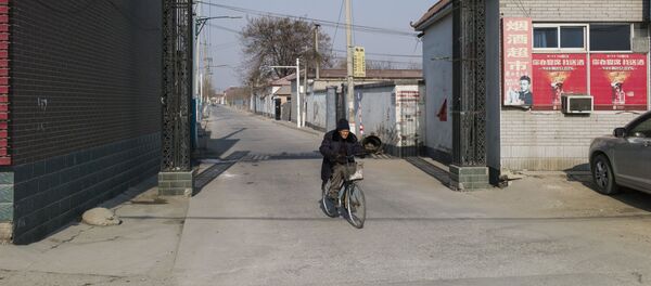 Un hombre en Baoding, China - Sputnik Mundo