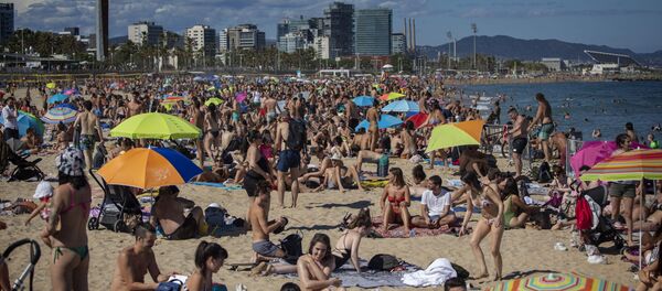 La playa de Barcelona repleta de personas que no respetan la distancia de seguridad La playa de Barcelona repleta de personas que no respetan la distancia de seguridad - Sputnik Mundo