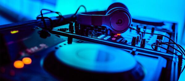 El equipo de un DJ (imagen referencial) - Sputnik Mundo