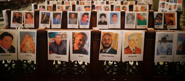 La Catedral de Lima celebra una misa con las fotos de 6.000 víctimas de COVID-19 - Sputnik Mundo