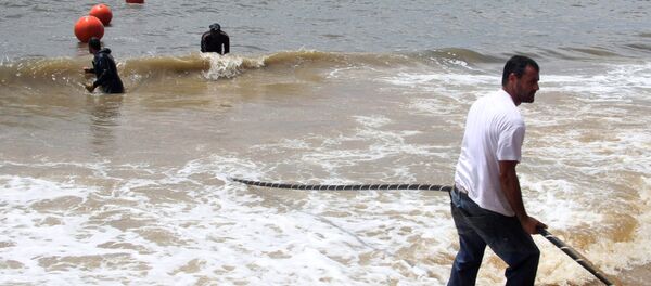 Técnicos desplegando un cable de Internet en Gabón - Sputnik Mundo