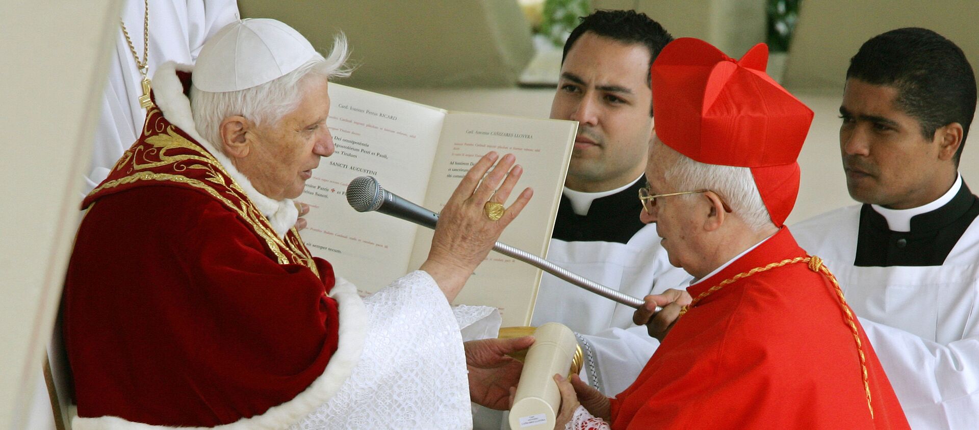 El arzobispo de Valencia, Antonio Cañizares, junto al Papa Benedicto XVI - Sputnik Mundo, 1920, 15.06.2020