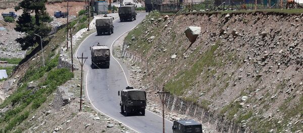 Una caravana de vehículos militares de la India en la región de Cachemira - Sputnik Mundo