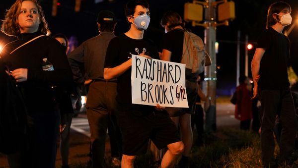 Un manifestante durante las protestas antiracistas en Atlanta, EEUU Un manifestante durante las protestas antiracistas en Atlanta, EEUU - Sputnik Mundo