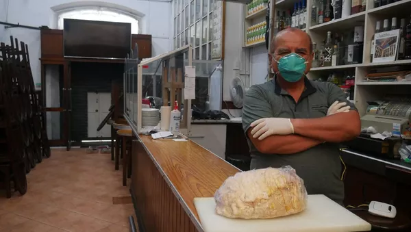 César Casusol, dueño del bar Juanito de Lima, con un jamón típico peruano - Sputnik Mundo