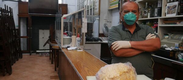 César Casusol, dueño del bar Juanito de Lima, con un jamón típico peruano - Sputnik Mundo