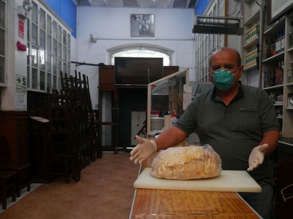 Resistencia bohemia contra el virus en el viejo Juanito, el bar más emblemático de Lima Resistencia bohemia contra el virus en el viejo Juanito, el bar más emblemático de Lima - Sputnik Mundo