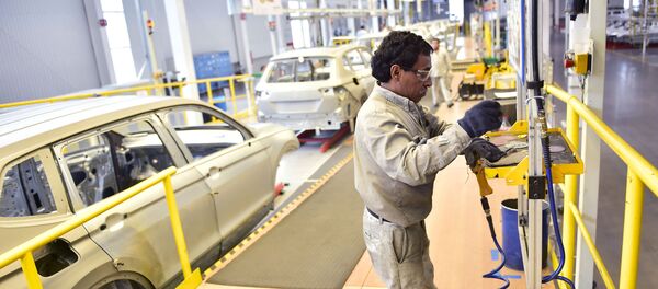 Un trabajador en la planta de Volkswagen en Puebla - Sputnik Mundo