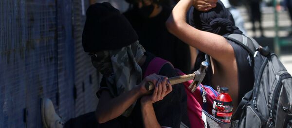 Encapuchados atacan la Embajada de EEUU en Ciudad de México durante la protesta contra la violencia policial - Sputnik Mundo