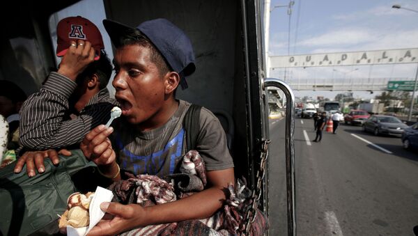 Un migrante centroamericano dirigiéndose a EEUU - Sputnik Mundo