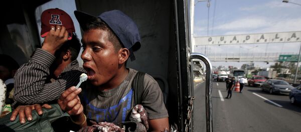 Un migrante centroamericano dirigiéndose a EEUU - Sputnik Mundo