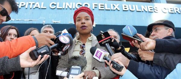 Paola Palacios frente a Hospital Félix Bulnes - Sputnik Mundo