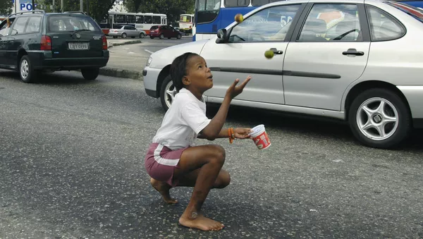 Una niña haciendo malabares en un semáforo en Brasil