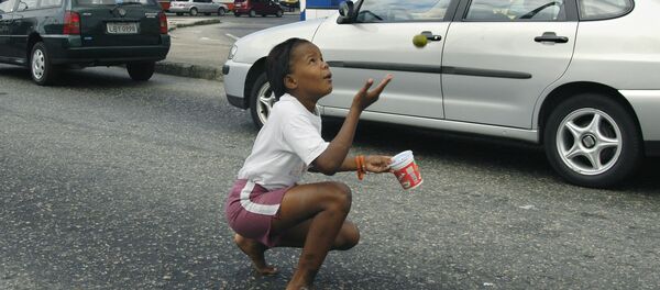 Una niña haciendo malabares en un semáforo en Brasil - Sputnik Mundo