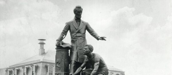 Estatua que representa al expresidente de EEUU, Abraham Lincoln, parado al lado de esclavo negro, en el centro de Boston, EEUU Estatua que representa al expresidente de EEUU, Abraham Lincoln, parado al lado de esclavo negro, en el centro de Boston, EEUU - Sputnik Mundo